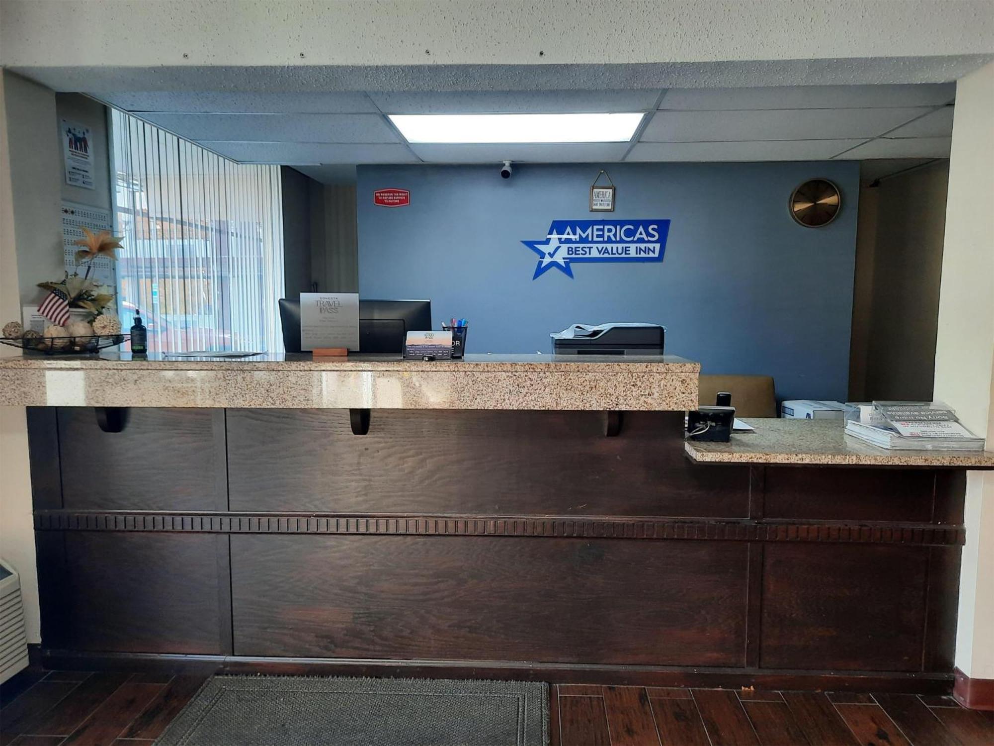 Americas Best Value Inn Moline Exterior foto